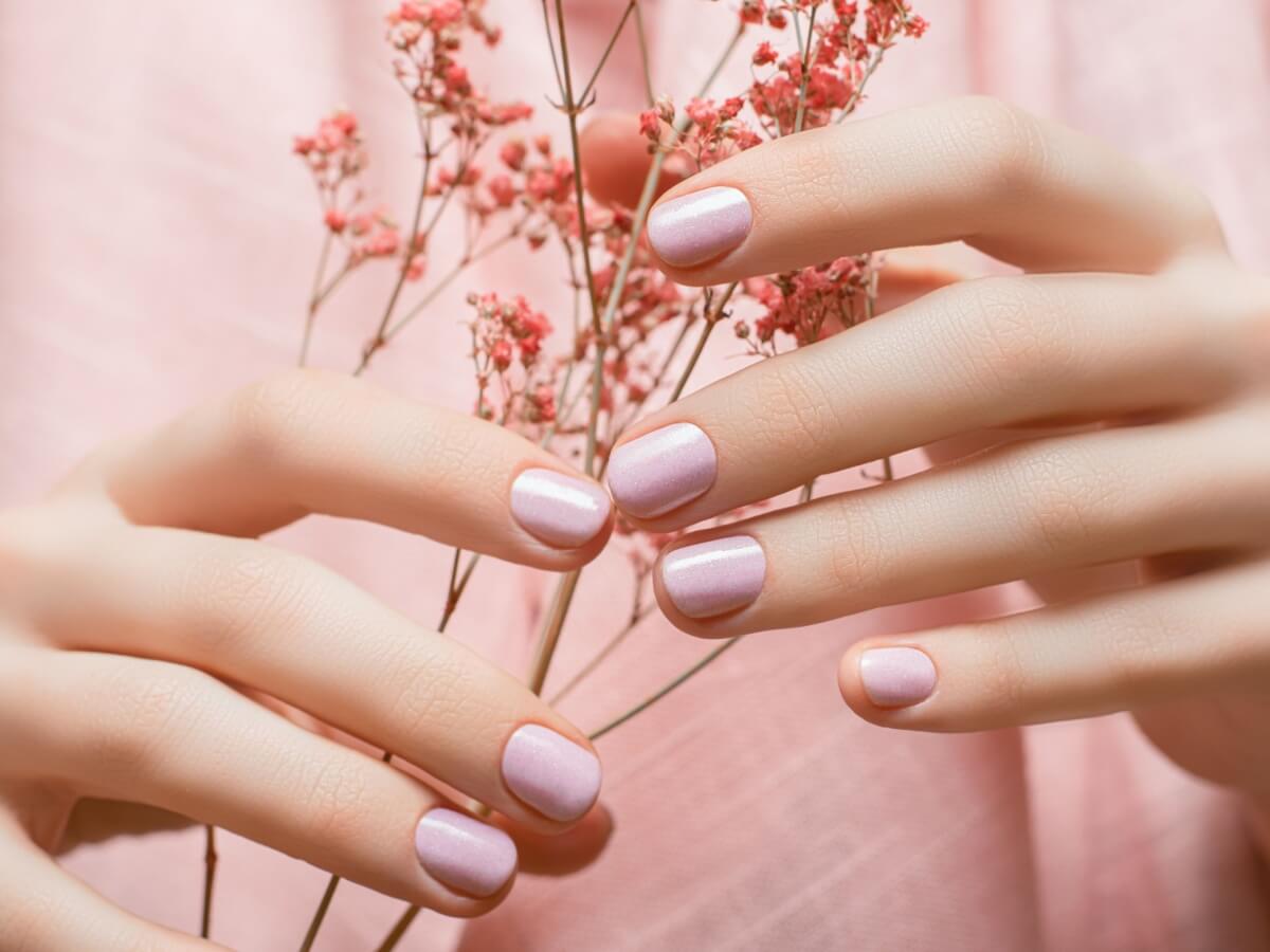 νύχια καλοκαιρινά παστελ ροζ χρώματος.