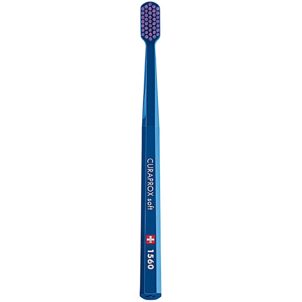 Curaprox CS 1560 Soft Toothbrush Χειροκίνητη Οδοντόβουρτσα με Μαλακές Ίνες για Βαθύ Καθαρισμό 1 Τεμάχιο – Σκούρο Μπλε / Μωβ